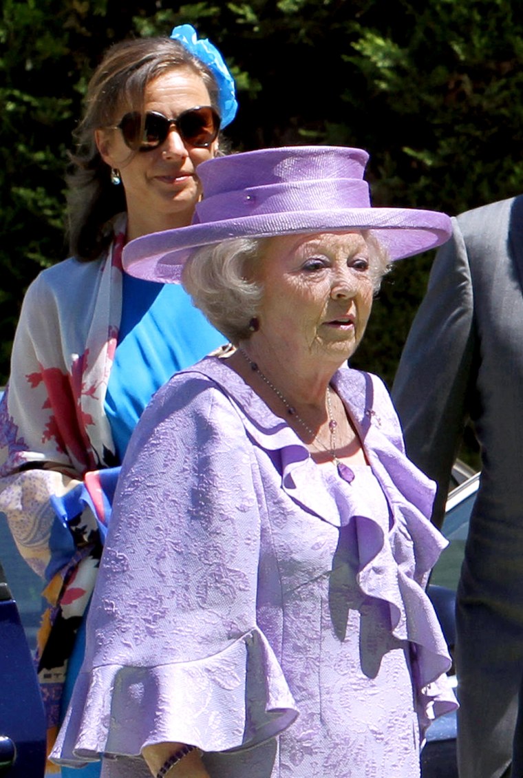 Image: Dutch Queen Beatrix (L) arrives together